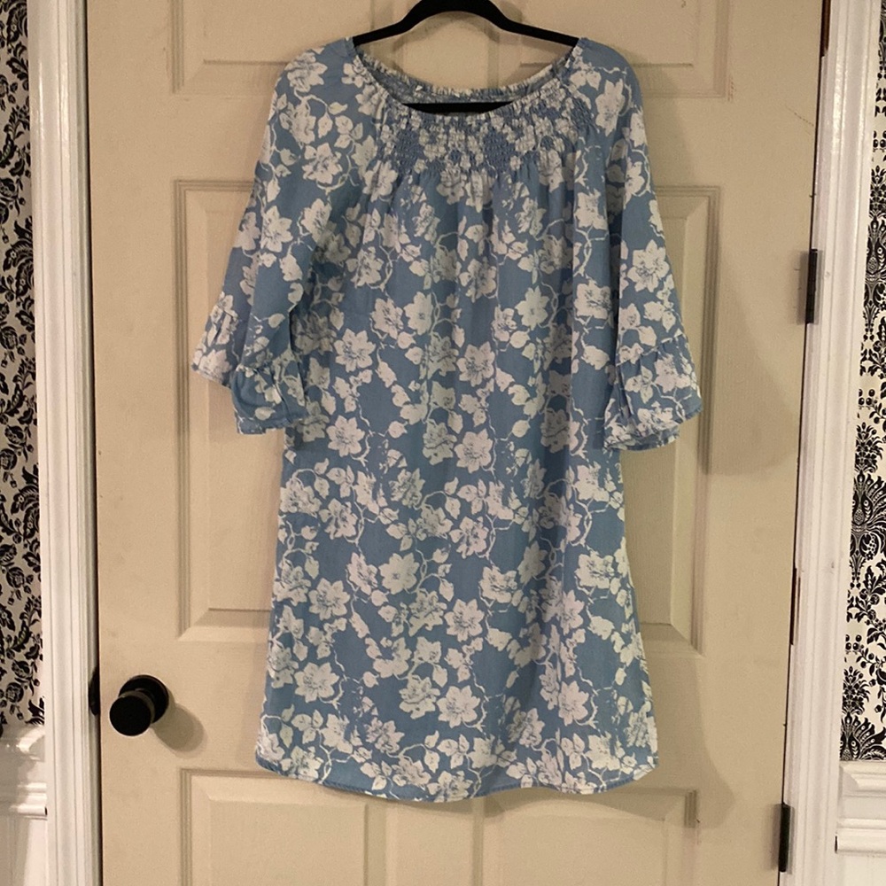 Blue & White flowered dress with ruffled sleeve